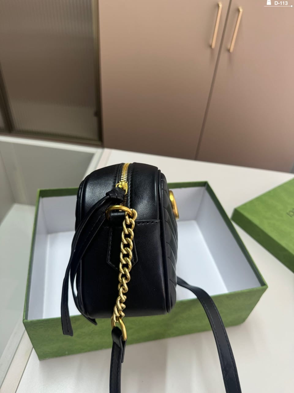 Bolso de hombro de cuero acolchado.