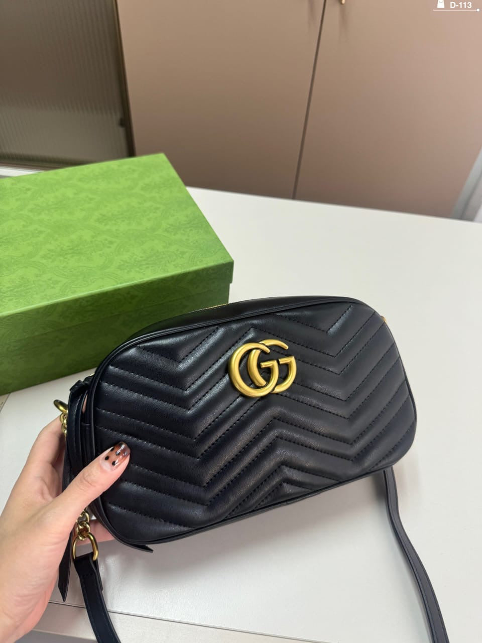 Bolso de hombro de cuero acolchado.