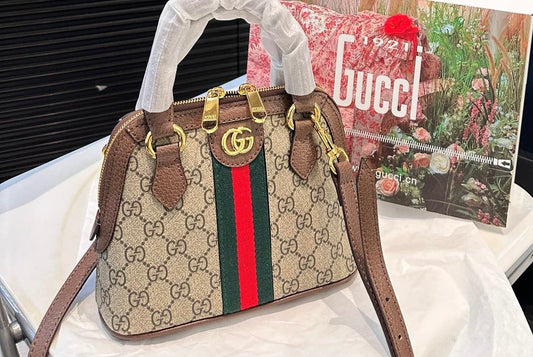 Bolso de mano de lona con adornos de cuero.